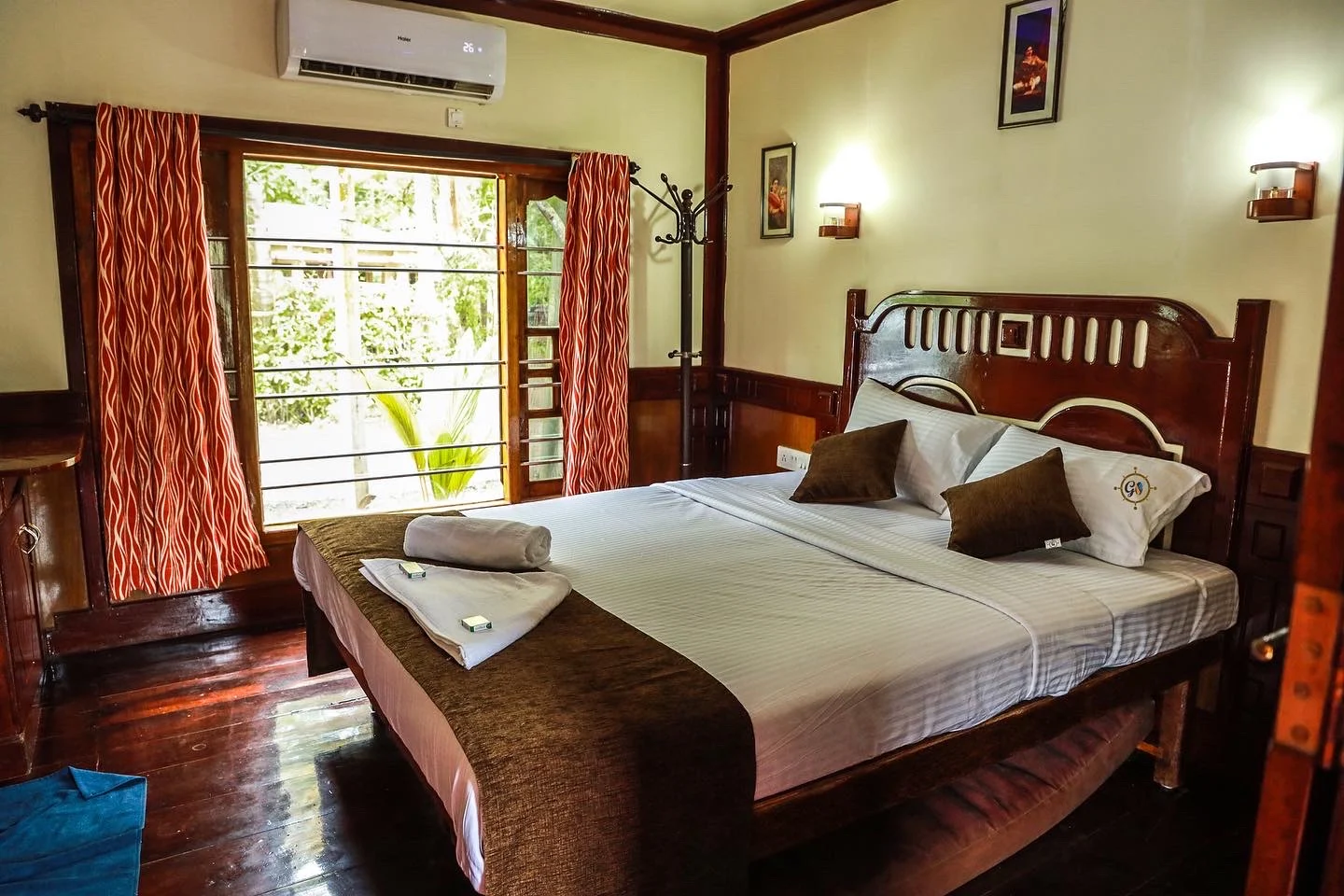 Grand Villa Houseboat