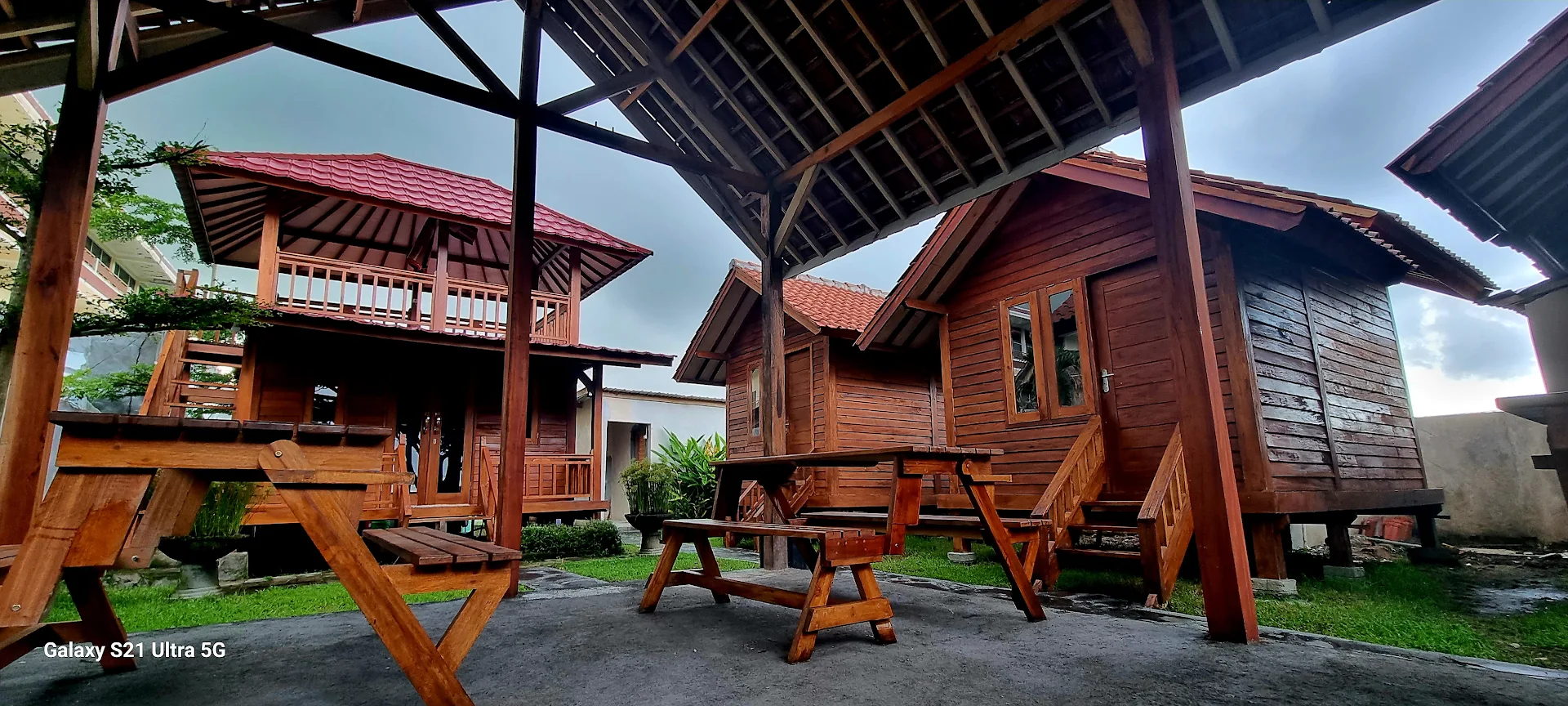 Mayeka Transit Hostel Bandara Internasional Lombok, Coffee Shop, Trasport & Travel Agen