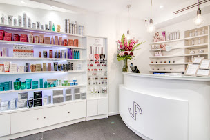 Photo n°23 de Alvarez Coiffure à Paris (Salon de manucure)