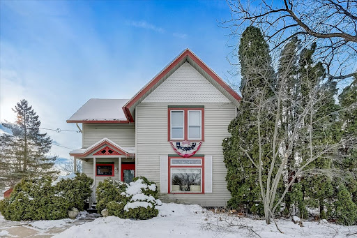 RE/MAX Property Shop - Roxane Schiller & Richard Nelson - Thumbnail