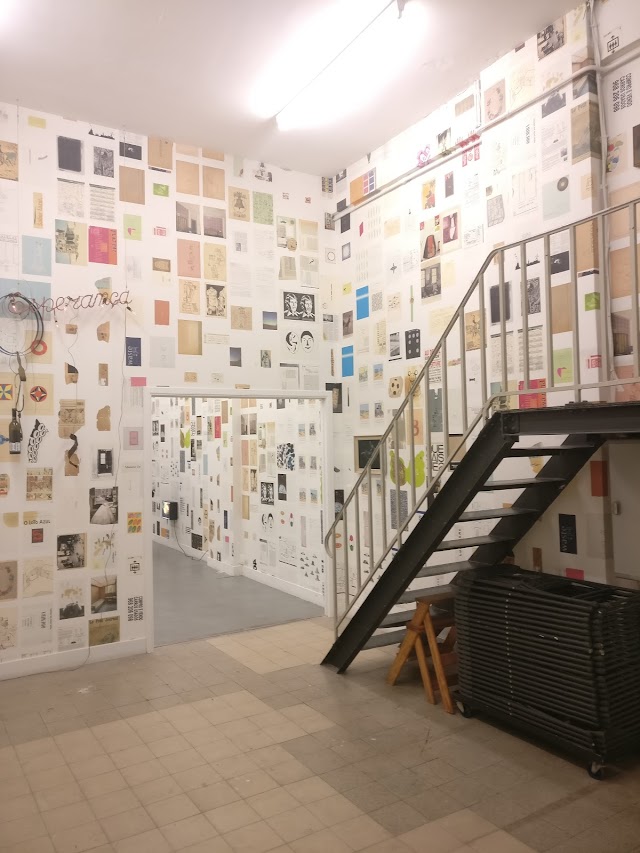 Établissement d'en face