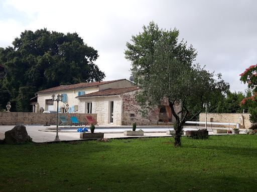 Photo de Le Pré aux Moines : Maison de Maître avec Piscine Chauffée et Parc Privé en Charente-Maritime à Fontcouverte (17100)