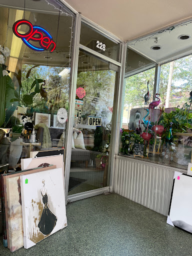 Ria's Decor & More