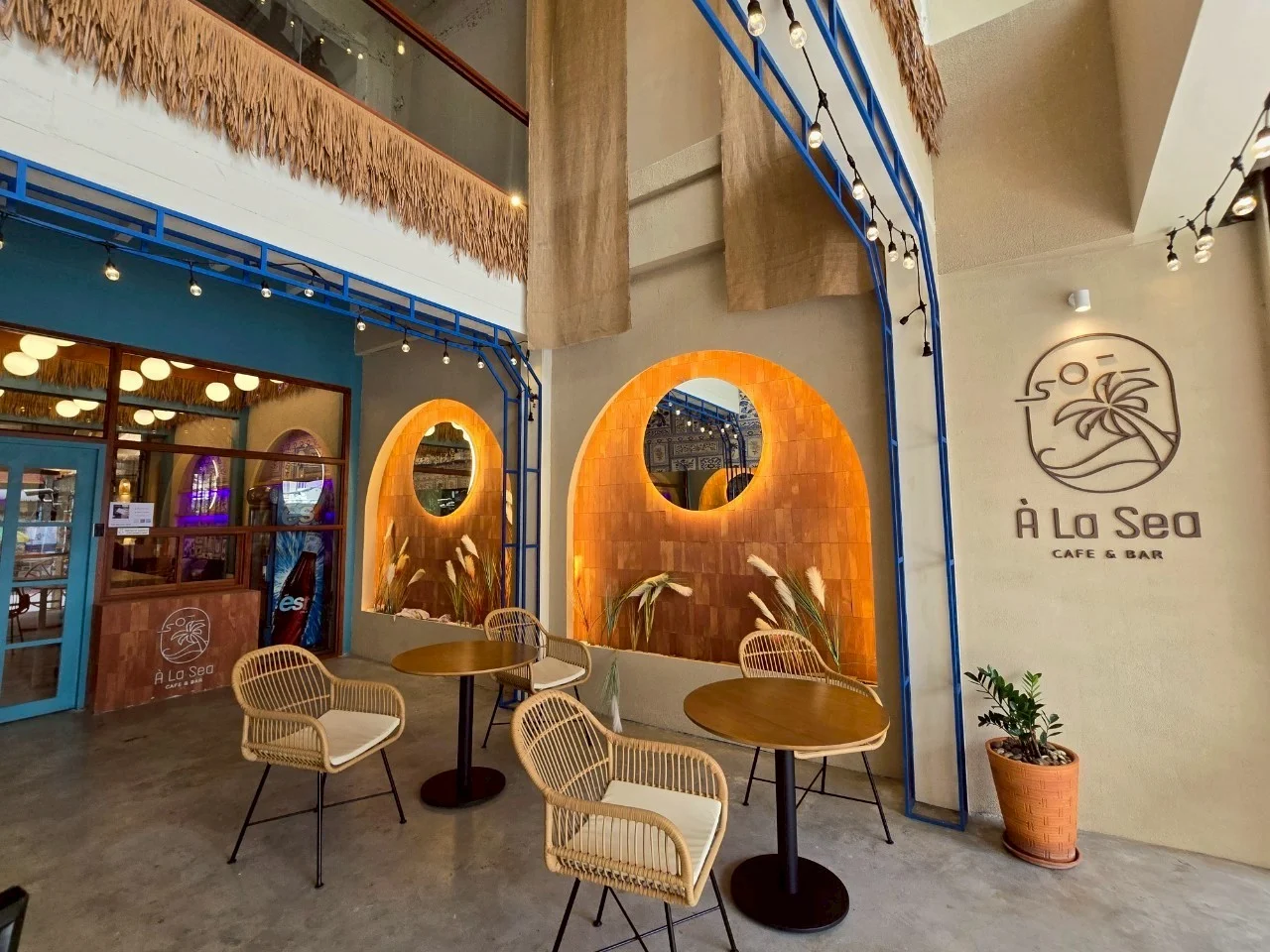 InnDeSea Poshtel /ALaSea Cafe