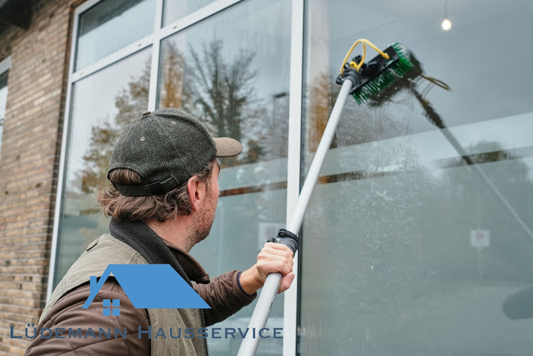 Lüdemann Hausservice - Fensterputzer - Dachrinnenreinigung - Steinreinigung