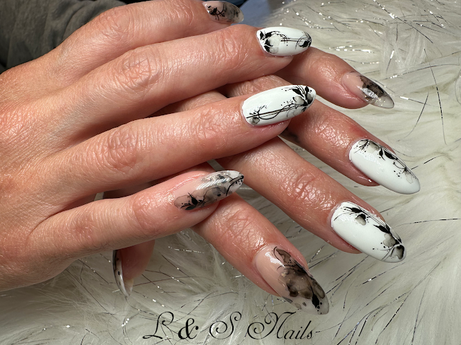 L And S Nails interior view