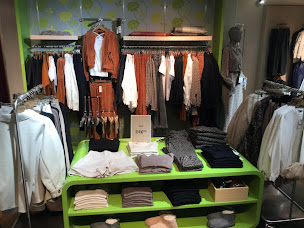 Photo n°15 de Etam Prêt-à-porter et Lingerie à Cahors (Magasin de sous-vêtements)