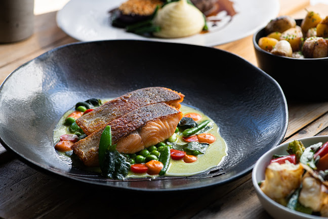 Salut! Restaurant Islington Phone number