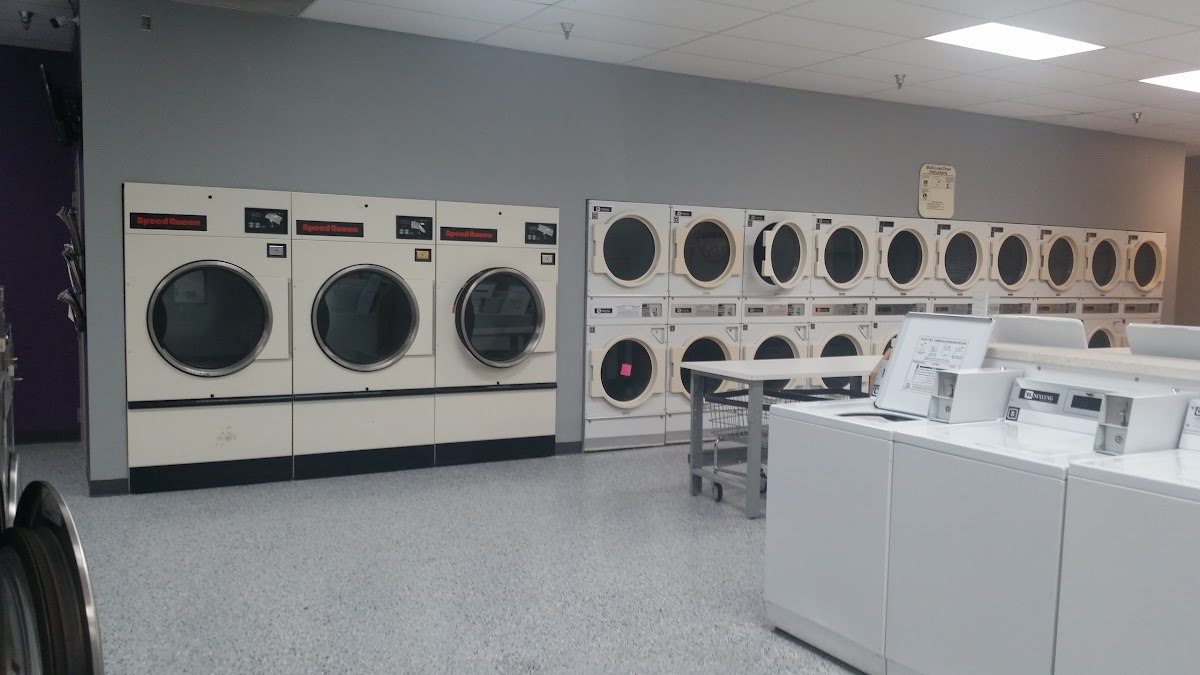 East 10 Laundry facility with washing machines in Fargo