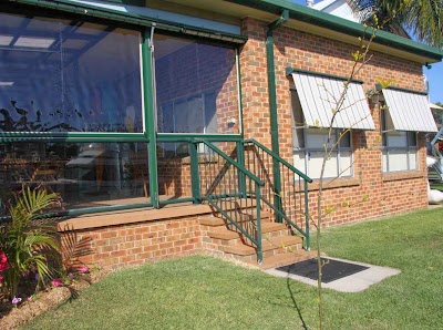 Photos of Aussie Bill's Shadey Deals