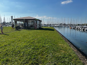 Photo n°7 de L'allée du port Crouesty à Arzon (Magasin)
