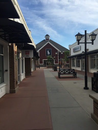 TUMI Outlet Store - Merrimack Premium Outlets - Thumbnail