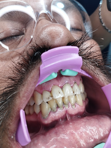 M & G Consultorio Dental Logo