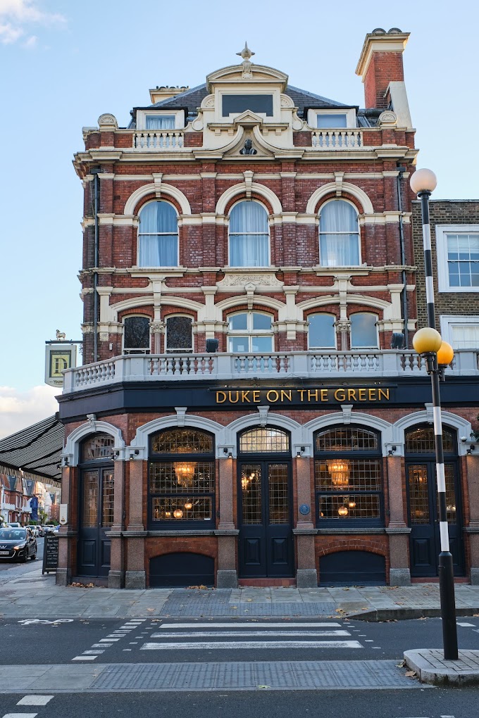 Whether you're after a cozy spot for a winter drink or a sunny beer garden for summer days, our guide to the best pubs in Fulham has got you covered. Explore the local pub scene and find your new favorite spot to unwind with friends or enjoy a delicious meal. #Fulham #londonpubs Things To Do In London | Things To Do In Fulham | Best Pubs In Fulham | Best Pubs In London | Best Pub Food | Sunday Roast | Places To Eat In London #londonnightlife | Things To Do At Night