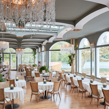 Brindos, Lac & Château by null