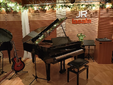 Estudios JR Lasala Av. del Primat Reig, 31, Rascaña, 46019 Valencia, España