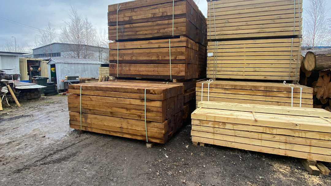 Rough Cut Horizontal Privacy Fence, Heart Pine Floors