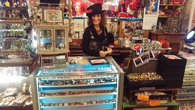 JuJu's Vintage Antique and Resale Shoppe