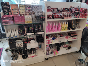 Photo n°22 de Sim Cosmetics à Mantes-la-Jolie (Magasin de perruques)