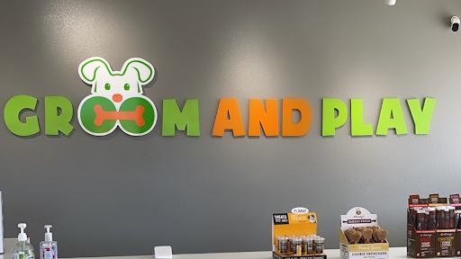 Groom and Play Logo