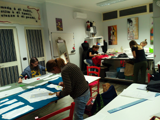 Scuola IDEANDO Lezioni di taglio e cucito e consulenza moda - Thumbnail