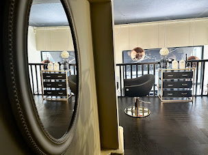 Photo n°23 de Chez Léa - Salon de coiffure Caen à Caen (Salon de coiffure)