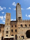 navigate to article about Piazza del Duomo, San Gimignano