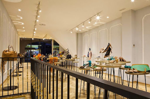 First Boutique - Visual