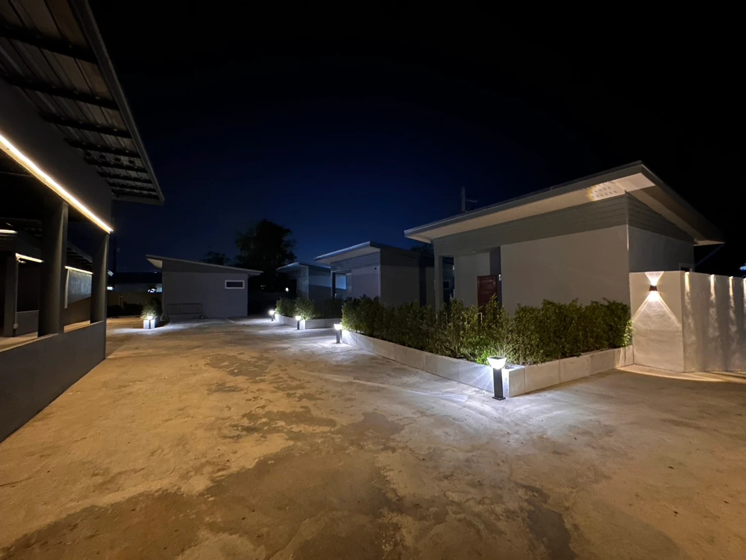 โรงแรมแฮปปี้ไนท์ - โพธาราม