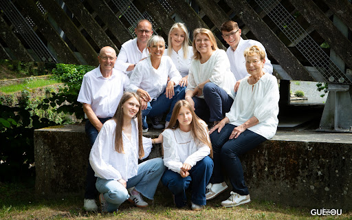 Envie de garder de superbes souvenirs avec vos proches ? 

Passez sous l’objectif du Studio Guézou et offrez-vous une séance photo en famille dans une ambiance détendue et conviviale. 

Peu importe l’âge ou la taille de la tribu, tout le monde est le bienvenu ! 

Saisissez l’instant et créez des images qui traverseront le temps. 

Réservez votre moment unique au 02 33 57 01 22 ou au 7 rue du Neufbourg 50000 Saint-Lô et laissez-vous guider, le sourire viendra tout seul !



#famille #souvenirs #liensfamiliaux #photographiedefamille #photosouvenir #photoexterieur #portraitdefamile #intantsmagiques #studioguezou #photographefamille