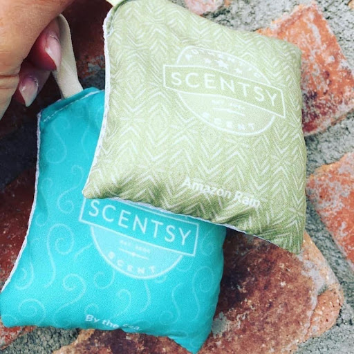 Independent Scentsy Consultant - Lucretia Lowe