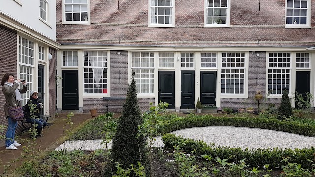 Sint Andrieshofje courtyard