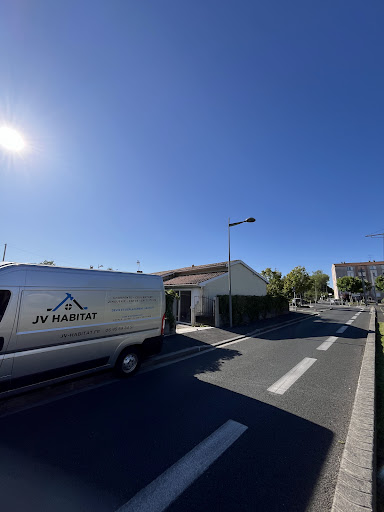 Photo de JV-Habitat | Couvreur à Talence | Charpente, Zinguerie, Nettoyage de Toiture | Gironde et Landes