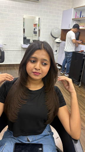 Add some extra glamour to your look with our hair extension services, including clip-in, tape-in,… post image