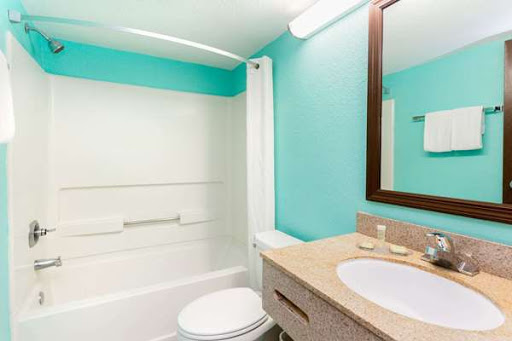 Super 8 by Wyndham Naples - Thumbnail