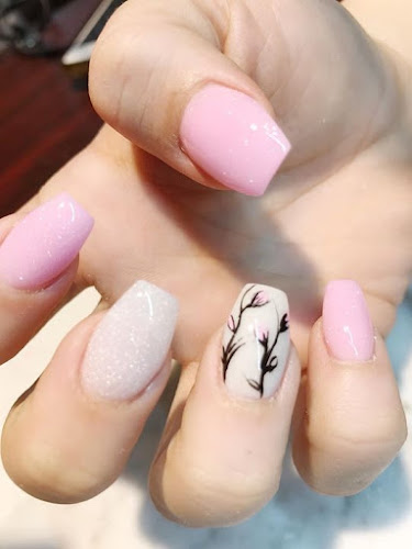 Fenton Nails interior view