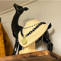 Photo n°6 de Biche des bois à Six-Fours-les-Plages (Magasin de maroquinerie)