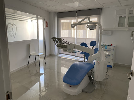 CLÍNICA DENTAL LB