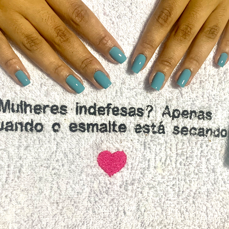 Mulheres indefesas? só enquanto o esmalte tá secando