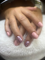 Photo n°7 de L’instant pose à Mauges-sur-Loire (Salon de manucure)