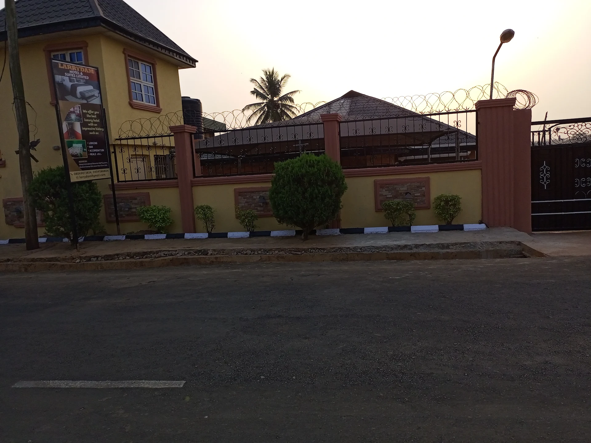 Larrydam Hotel & Suites