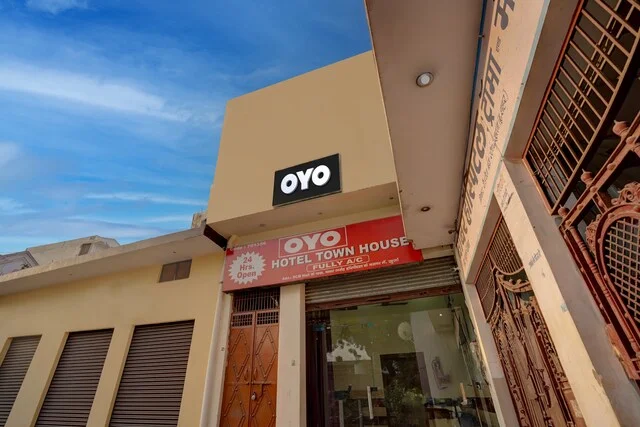 Super OYO HOTEL TOWN HOUSE