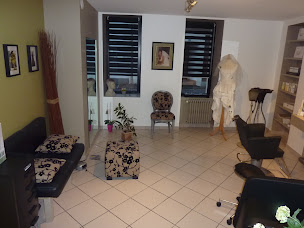 Photo n°5 de Les Cles de La Couleur à Chanverrie (Service de remplacement capillaire)