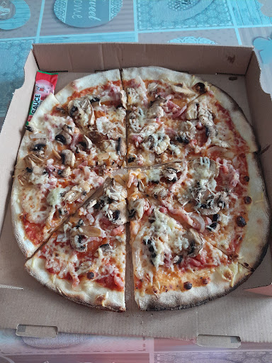 Photo 2 - Retro Pizza
