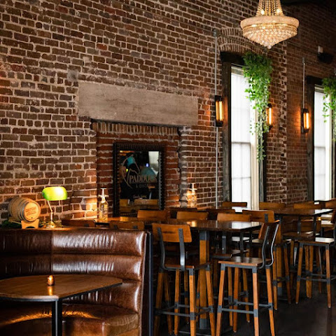 Paddock & Whisky by null