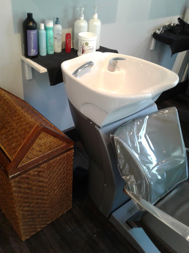 Resistance Salon - Thumbnail