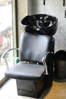 Kuts’n’Kurls Men’s Salon by Adi lahore