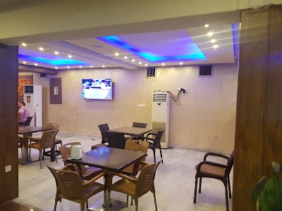 Photos of Beirut stars Caf&eacute; & Restaurant