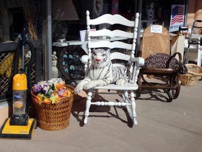 Paws & Claws Thrift Shoppe