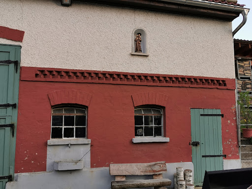 Altes Wirtschaftsgebäude mit Bildstock